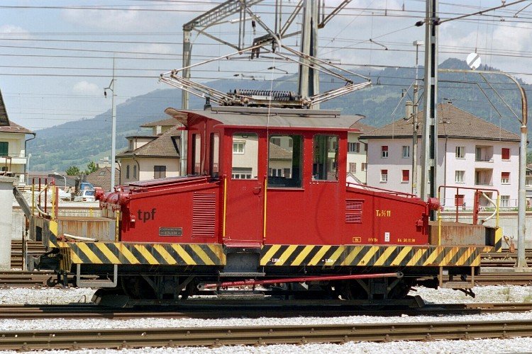 tpf Schmalspur 1000 mm .. Rangier Te 2/2  11 auf dem Bahnhofs -  Areal von Bulle am 05.06.2006