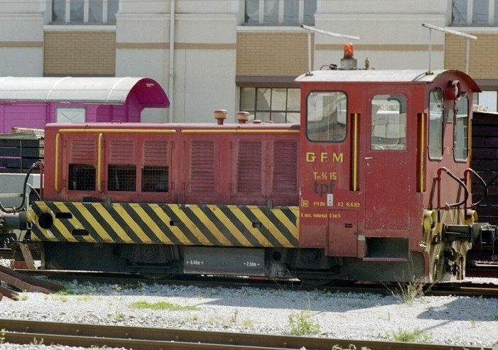 tpf Schmalspur 1000 mm .. Rangier Tm 2/2  15 auf dem Bahnhofs -  Areal von Bulle am 05.06.2006