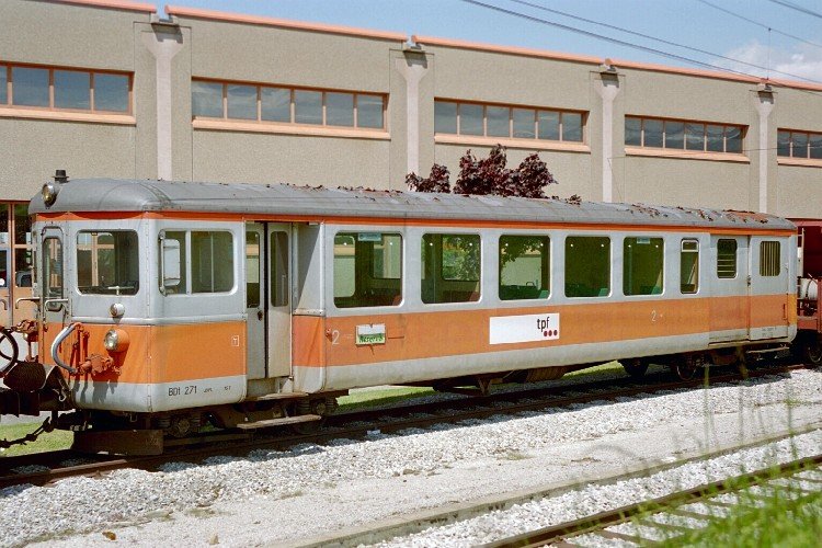 tpf Schmalspur Steuerwagen BDt 4/4 271 vor de Werksttte in Bulle am 05.06.2006