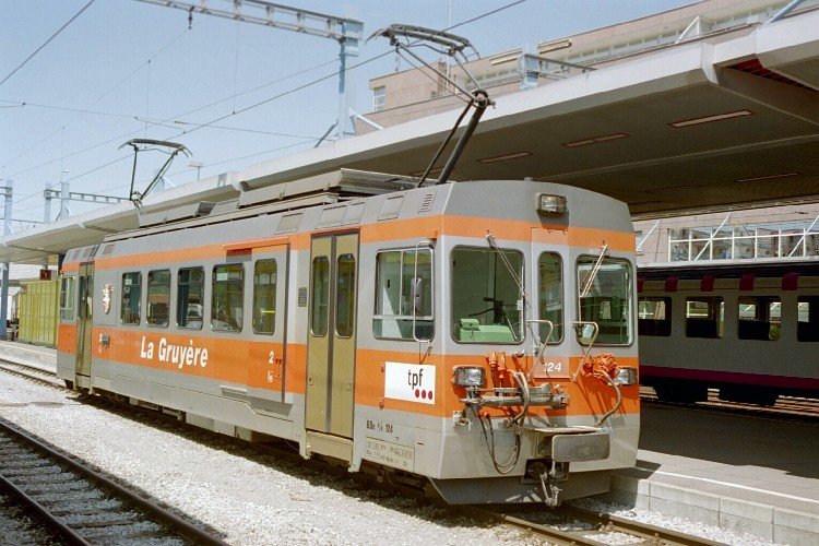 tpf Schmalspur Triebwagen BDe 4/4 124 im Bahnhof von Bulle am 05.06.2006