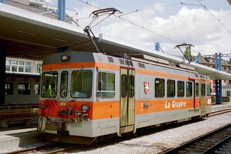 tpf Schmalspur Triebwagen BDe 4/4 124 im Bahnhof von Bulle am 05.06.2006