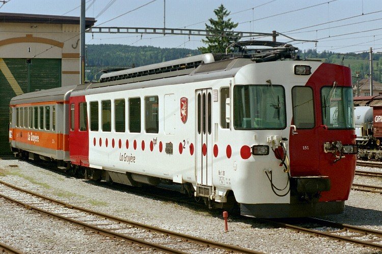 tpf Schmalspur Triebwagen Be 4/4 151 + Bt 255 vor dem Depot im Bahnhof Bulle am 05.06.2006
