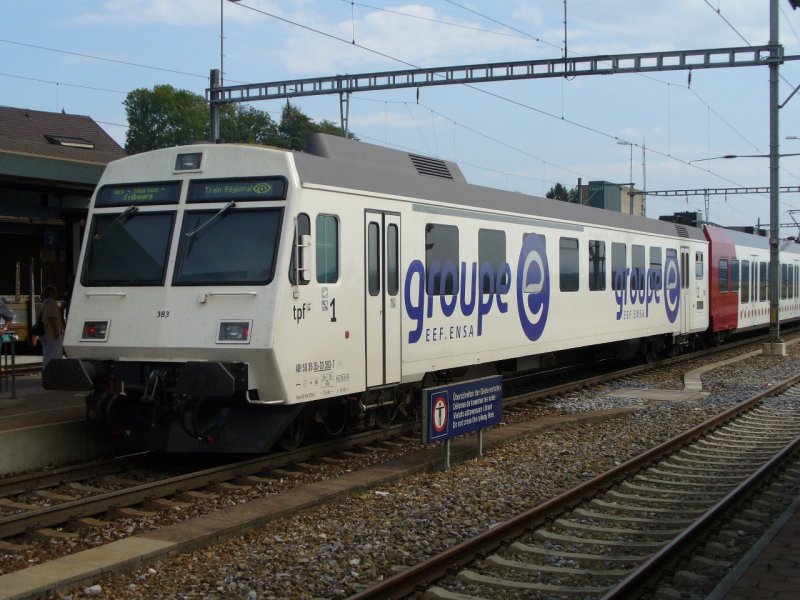 tpf - Steuerwagen 1+2 Kl. ABt 50 36 35-33 383-7 mit Werbung im Bahnhof von INS am 17.09.2007