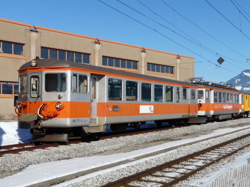 tpf - Steuerwagen BDt 273 mit Triebwagen Be 4/4 131 vor dem Werkstttegebude in Bulle am 28.02.2009