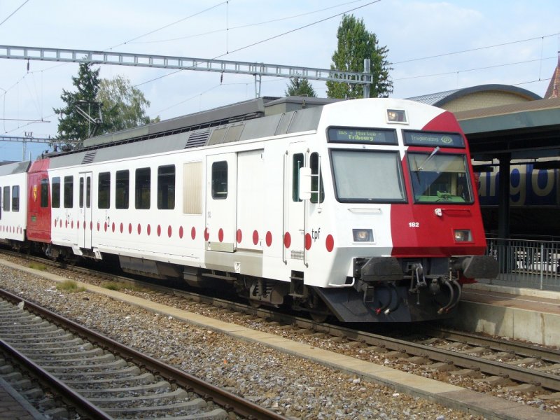 tpf - Triebwagen RBDe 4/4 567 182-1 im Bahnhof von INS am 17.09.2007