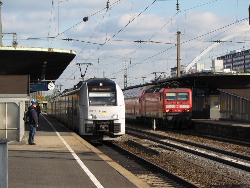 TR 460 017 als TR 87531 nach Mainz und 143 280 mit der RB27 nach M�nchengladbach am 14.10.09 in K�ln Deutz.