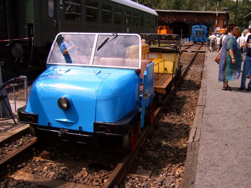 Trabantdraisinen in Schwarzenberg als Zubringertransport zum BW-Fest. 30.07.05
Basis war der Trabant 500. Diese Draisinen waren bei der Reichsbahn als Bahnmeisterdraisinen eingesetzt und besaen ursprnglich zum Wenden eine hydraulische Vorrichtung womit sie auf dem Gleis angehoben, gedreht und wieder abgesetzt wurden, da sie keinen Rckwrtsgang hatten.