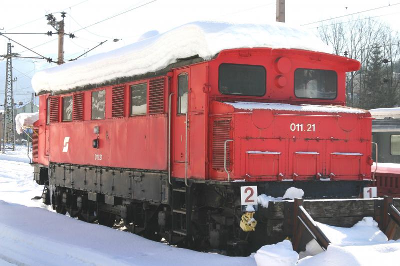 Trafolok 011.21 abgestellt im Bahnhof Mrzzuschlag. (5.2.2006)