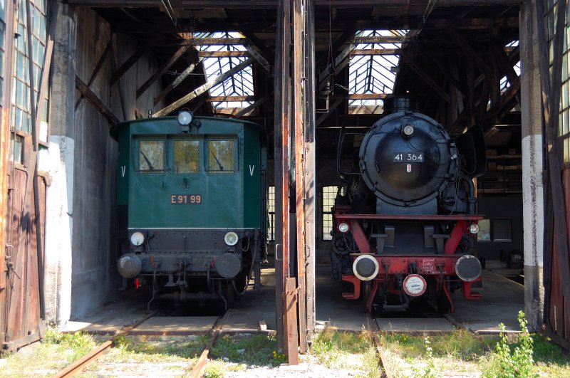Traktionen im Spiegel ihrer Zeit. Ein friedliches Nebeneinander genossen Dampf- und Elektro-Antrieb ber nahezu 50 Jahre. Erst dann wurde die Dampfnostalgie ein Medium des Museumsbetriebs.