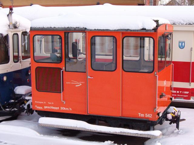 Traktor der aare seeland mobil in Tuffelen; befindet sich an der Linie Biel/Bienne-Tuffelen-Ins, Kursbuchfeldnummer 261. Tuffelen den 30.01.2004
