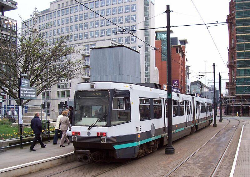 Tram 1016 nach Altrincham am 20.04.2005 in Manchester City. Sie nennt sich Metrolink und hat vom Bahnhof Piccadilly drei Linen, nach Altrincham, Eccles und Bury, eine vierte geht direkt von Altrincham nach Bury.