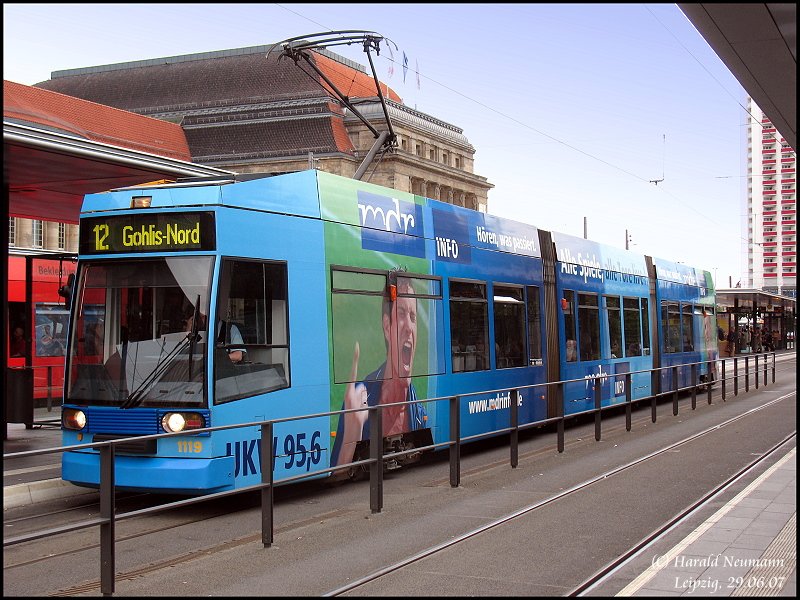 Tram 1119 der LVB mit Vollwerbung  mdr  am Leipziger Hbf, 29.06.07.