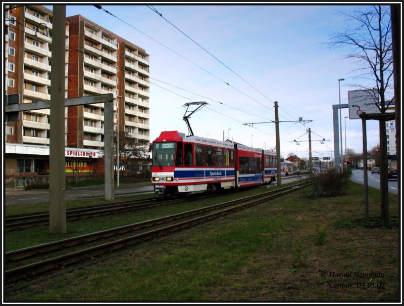 Tram 146 mit Teilwerbung kurz hinter einer Haltestelle in der Vetschauer Str. in Cottbus, 04.01.07.