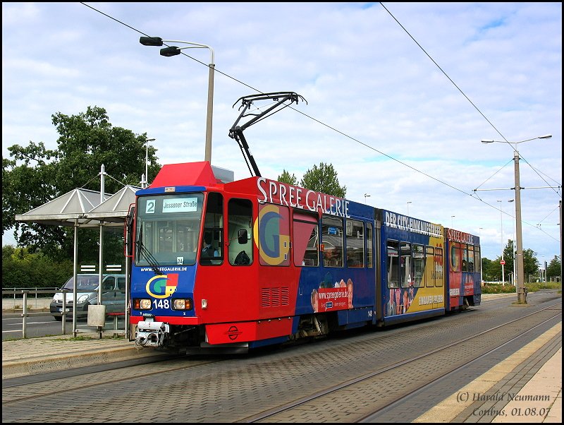 Tram 148 der Cottbusverkehr mit Vollwerbung  Spreegalerie  in der Vetschauer Str. in Cottbus, 01.08.07.