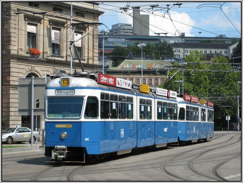 Tram 1682, eingesetzt auf der Linie 13, am 22.07.2007 beim Bahnhof in Zrich. 