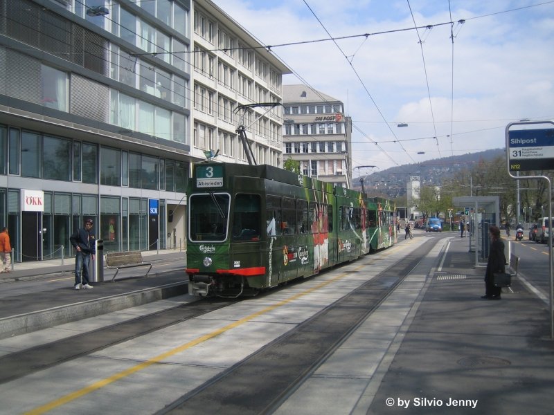 Tram 2000 2087+2428 ''Carlsberg (EM 08)'' am 24.4.08 bei der Sihlpost. Das Tram steht zur Zeit sehr heftig in den Schlagzeilen, da es nach Meinungen einiger Politiker gegen das Verbot von Alkoholwerbung verstsst. Zwar wirbt das Tram fr Carlsberg Non-Alcoholic, nur, dieses alkoholfreie Carlsberg ist in Zrich nur in einer Kneipe zu haben... vllig bertriebene Disskussion meiner Meinung nach.
