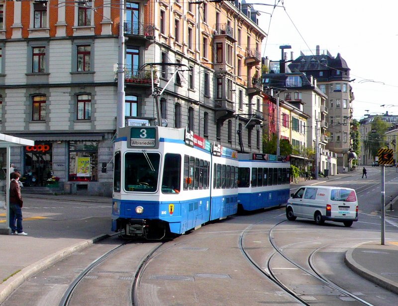Tram 2000 Be 4/6 2042 mit Pony Be 2/4 beim Rmerhof am 15.10.09