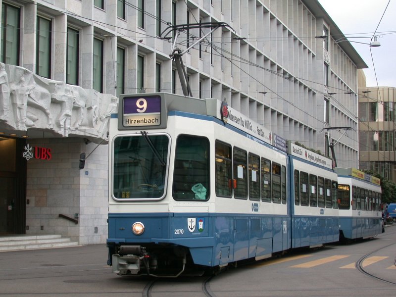 Tram 2000 Be 4/6 2070 und Be 2/4 Pony vor einer bekannten Grossbank am Zrcher Paradeplatz. (03.10.2006)