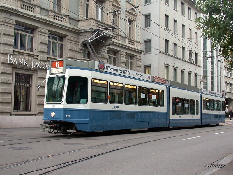 Tram 2000 Be 4/8 Snfte 2117. Das niederflurige Mittelteil wurde 2004-2005 in etliche Be 4/6 eingebaut (2099-2121) Tramlinie 6 zum Zrcher Zoo in der Nhe des Paradeplatzes. (03.10.2006)