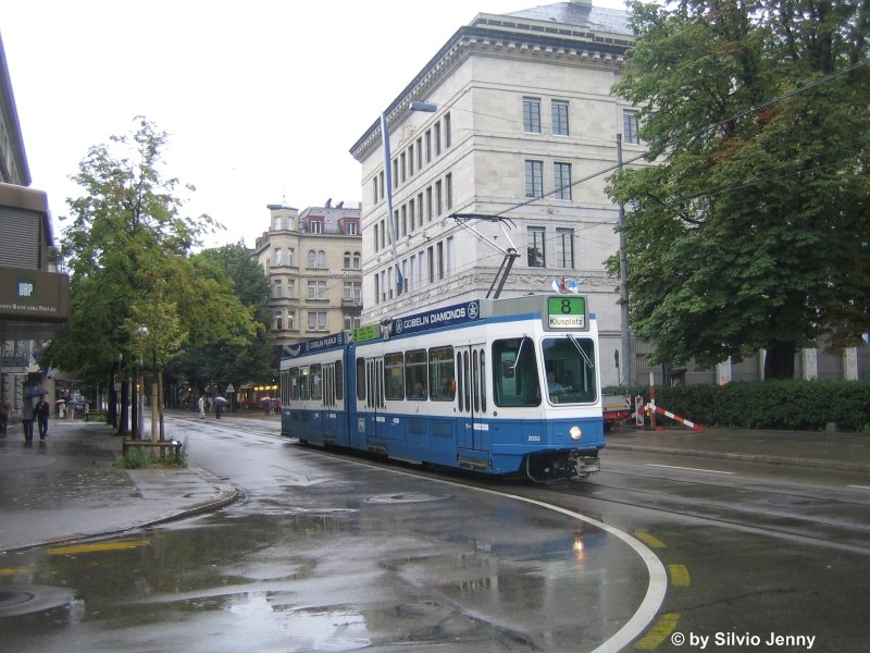 Tram 2000 Nr. 2033 am 1.8.08 beim Brkliplatz.