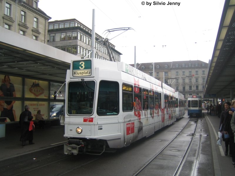 Tram 2000 Nr. 2051+2425 ''SWISS'' am 24.4.08 bei der Haltestelle Bahnhofplatz/Hauptbahnhof. Als Werbegag baute die VBZ 3x3 Sitzreihen aus, und baute je 3mal 2 First Class Sitze aus Flugzeugen ein, so kann man First Class tramfahren