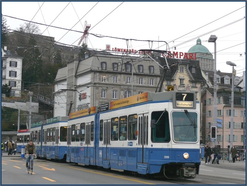 Tram 2000 Nr.2069 der Linie 7 auf der Bahnhofbrcke in Zrich. (18.03.2008)