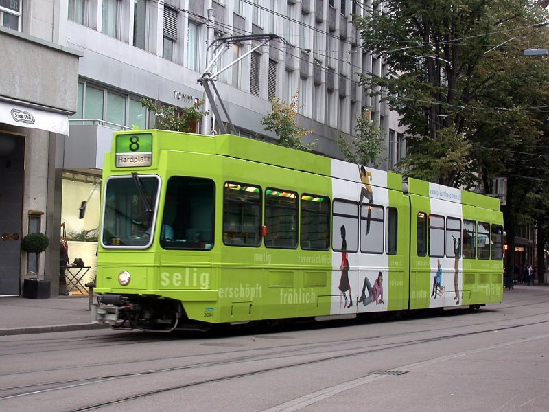 Tram 2000 Nr.2091 in anderer Farbgebung auf der Bahnhofstrasse in Zrich. (03.10.2006)