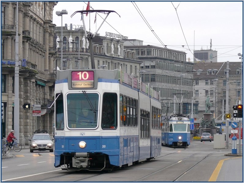 Tram 2101 mit Snfte, dahinter eine Mirage, vor dem Hauptbahnhof Zrich. (18.03.2008)