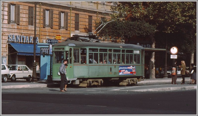 Tram 21xx in grüner Farbgebung in Rom. (Archiv 10/84)