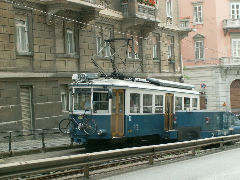 Tram 407 Richtung Villa Opicina ist beim unteren Teil der Steilstrecke angelangt.Rechts der Standseilwagen(Carri scudo)vor den sich das Tram jetzt setzen wird.Wie man sieht,knnen auch Fahrrder mitgenommen werden.Triest 03.06.08