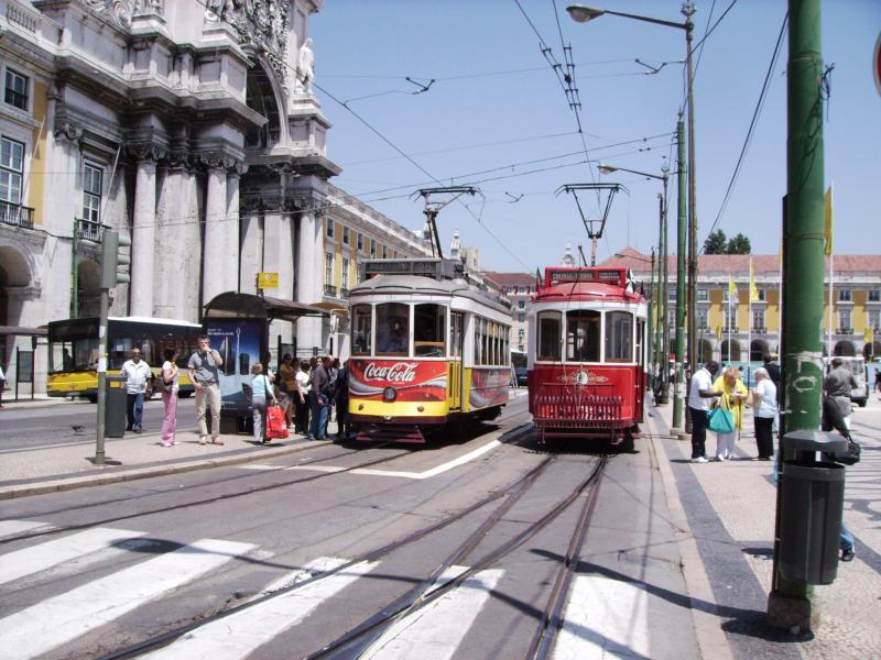 tram 556  linie 25 und touristik tram 7 auf der praca de commerco 25 05 05