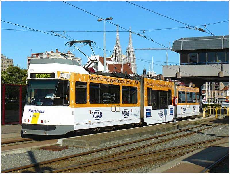 Tram 6008 verlsst die Haltestelle Oostende Station in Richtung Knokke vor der Kulisse der Kathedrale von Oostende am 14.09.08. (Hans)