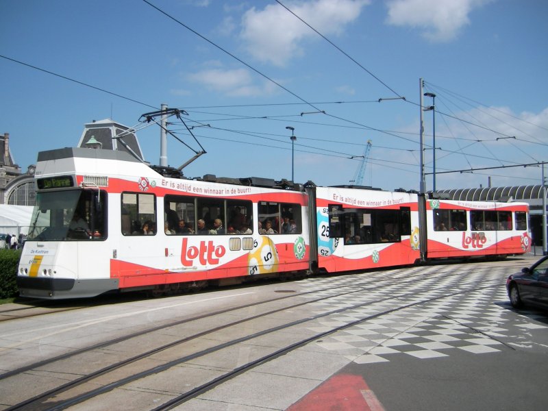 Tram 6011 verlt die Haltestelle Oostende Station Richtung De Panne am 19.05.07 um 14 Uhr 35. 