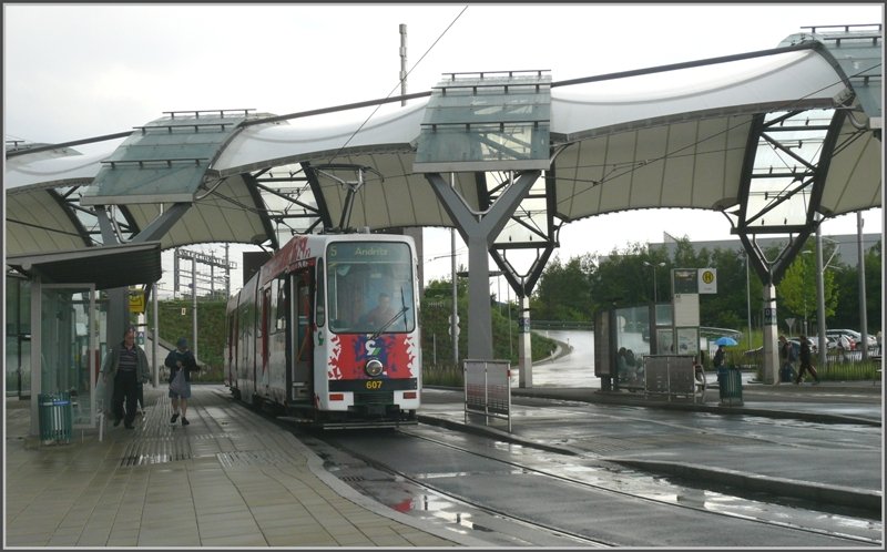 Tram 607 der Linie 5 nach Andritz wartet in Puntigam auf Zugs- und Buspassagiere. (15.05.2008)
