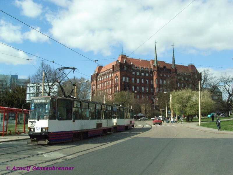 Tram 726 unterwegs auf der Linie 3 vor dem Neuem Rathaus.
Die hier eingesetzten polnischen Standardtrams vom Typ Konstal 105Na unterscheiden sich gern in Details: 726 hat einen Scherenbgel, Linienstecknummer an der Front und die weie Lackierung mit rot-blauer Schrze in den Stadtfarben.

06.04.2007 Szczecin (Stettin)
