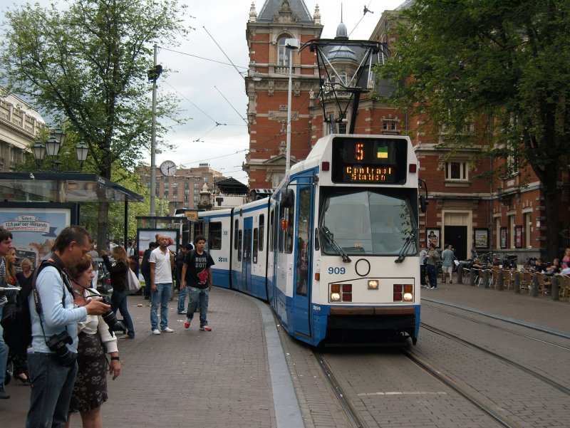 Tram 909 am Leidseplein. Gleich wird die Bahn die enge Leidsestraat durchfahren (nchstes Bild). Da die Strecke eingleisig ist, mssen die Bahnen an den Ausweichen auf den Gegenverkehr warten
13.08.09