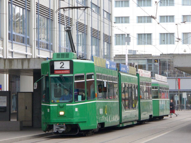 Tram Be 4/6 681 bei der Haltestelle Messe in Basel am 17.03.2007