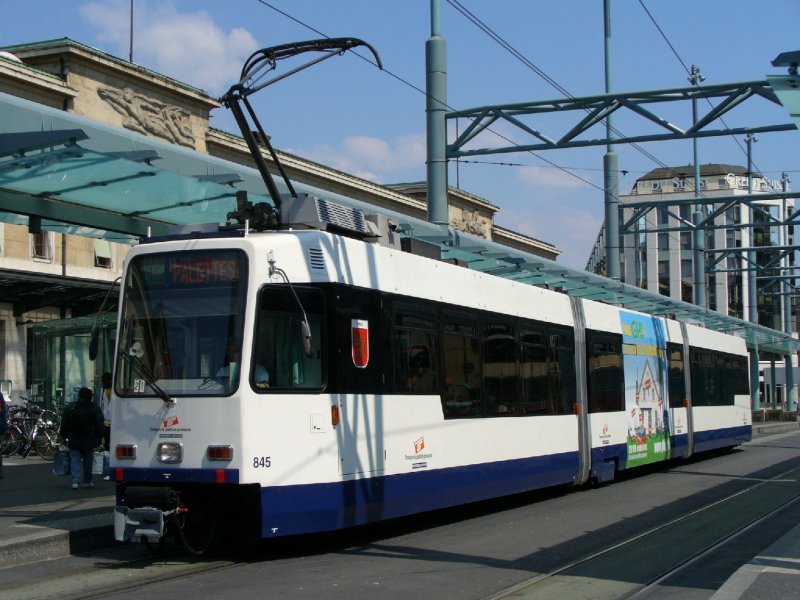 Tram Be 4/8 845 bei der Haltestelle vor dem SBB Hauptbahnhof in Genf am 06.05.2007