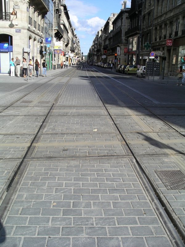 Tram Bordeaux beweist: Auch Kreuzungen mit Mittelleiter sind mglich - und das nicht nur bei Mrklin.

19.09.2004