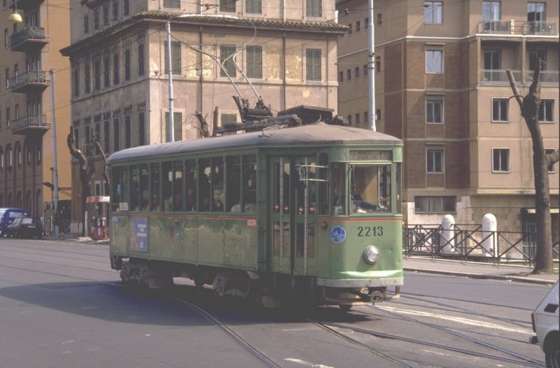 Tram in der  ewigen Stadt  in grner Farbgebung im April 1987 (Archiv P.Walter)