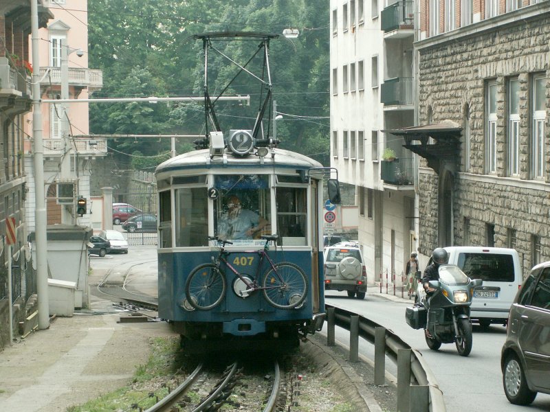 Tram der Linie 2 nach Villa Opicina am Anfang der Steilstrecke bei der Piazza Scorcola,kurz nachdem sich der Wagen vor den  Carri scudo  gesetzt hat.Triest 03.06.08