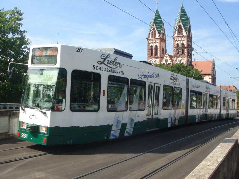 Tram Linie 3 am Bahnhof Freiburg im Breisgau Hauptbahnhof.