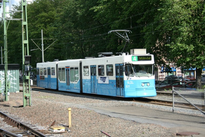 Tram M31 321 auf der Linie 4 nach Mlndal am 20.7.2007 bei der Burggrevegatan in Gteborg.