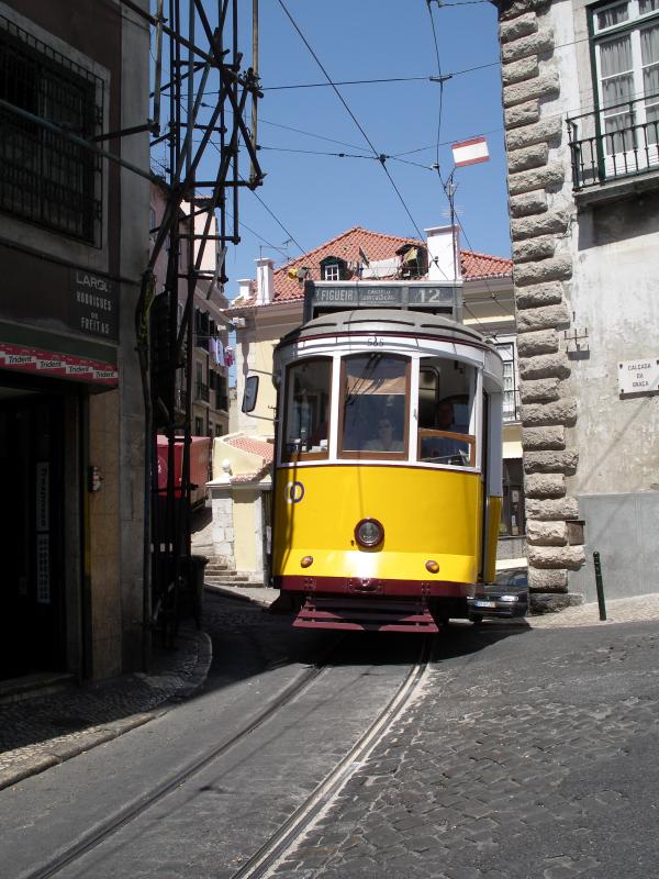 Tram Nr.565 der Linie 12 auf der Calada da Graa
19.07.2005