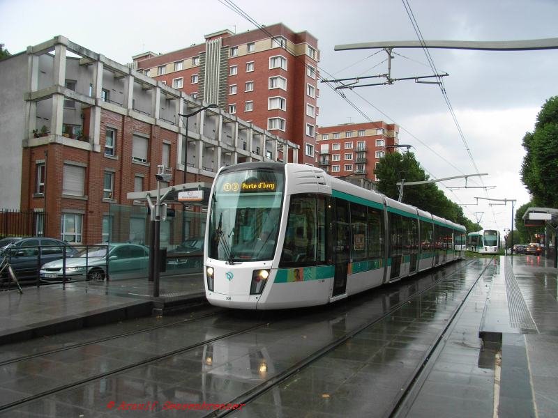 Tram Nummer 308 an der Endstation Porte d'Ivry der Linie T3.
Die Linie T3 der Pariser Straenbahn ist bisher die einzige Straenbahnlinie, die innerhalb der Stadtgrenzen von Paris verkehrt.
Sie wurde am 16. Dezember 2006 in Betrieb genommen, nachdem seit 1938, also seit 68 Jahren, in der Stadt Paris keine Tram mehr gefahren war.
25.06.2007