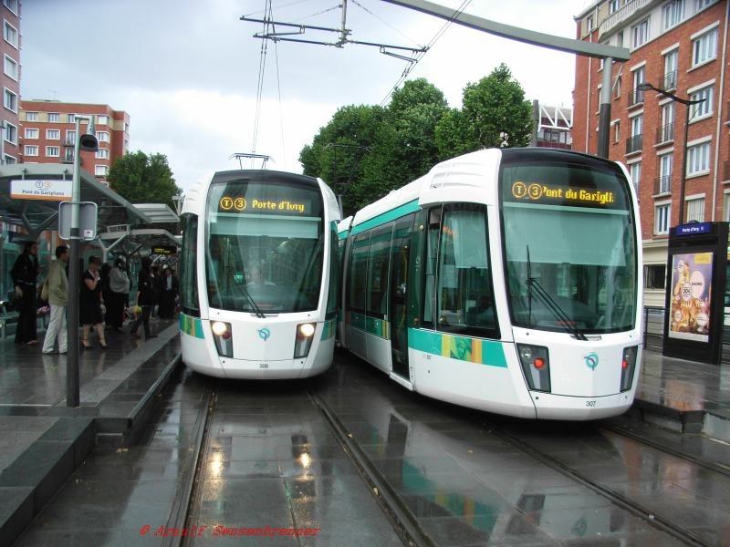 Tram Nummer 308 kommt im Regen an der Endstation Porte d'Ivry der Linie T3 an  und Tram Nummer 307 macht sich auf den Weg nach Pont du Garigliano.
Auf der Linie T3 in Paris werden 43,7 m lange Wagen vom Typ Alstom Citadis402 eingesetzt.
Das Design ist dem der auf der Linie T2 eingesetzten Wagen zwar hnlich, aber nicht gleich.
25.06.2007