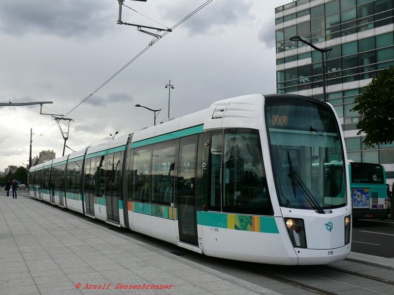 Tram Nummer 315 der Pariser Verkehrsbetriebe RATP steht abfahrbereit an der Station Pont du Garigliano der Linie T3 nach Porte d'Ivry.
Die Linie T3 der Pariser Straenbahn ist bisher die einzige Straenbahnlinie im Groraum Paris, die innerhalb der Stadtgrenzen von Paris verkehrt.
Sie wurde 2006 in Betrieb genommen, nachdem seit 1938, also seit 68 Jahren, in der Stadt Paris keine Tram mehr gefahren war.
25.06.2007