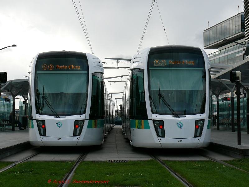 Tram Nummer 320 und 311 der Pariser Verkehrsbetriebe RATP an der Endstation Pont du Garigliano der Linie T3.
Auf dieser Linie werden 43,7 m lange Wagen vom Typ Alstom Citadis402 eingesetzt.
Das Design ist dem der auf der Linie T2 eingesetzten Wagen zwar hnlich, aber nicht gleich.
25.06.2007