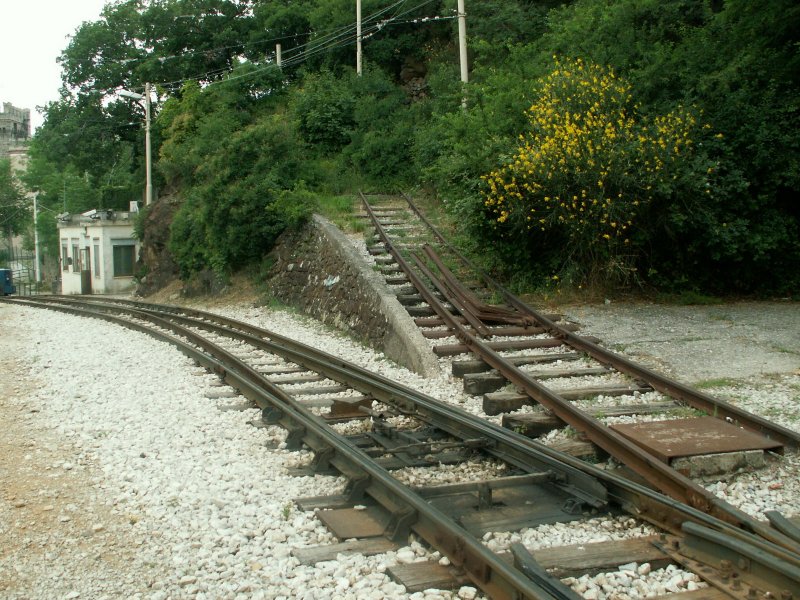 Tram Opicina.Fr den Fall das es mal einen  Ausreisser  gibt,ist dieses Gleis rechts bei der Haltestelle Vetta Scorcola angelegt worden.Triest 03.06.08