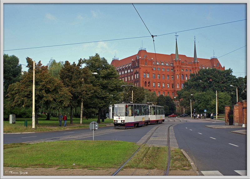 Tram Szczecin  -  Doppeltraktion aus 105N Triebwagen
Linie 3 nach verlassen der Haltestelle Plac Topbrucki
Im Hintergrund das Neue Rathaus  12.09.2009